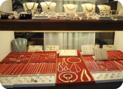 Florence Shopping - Gold Jewellery - Caselli Jewelers